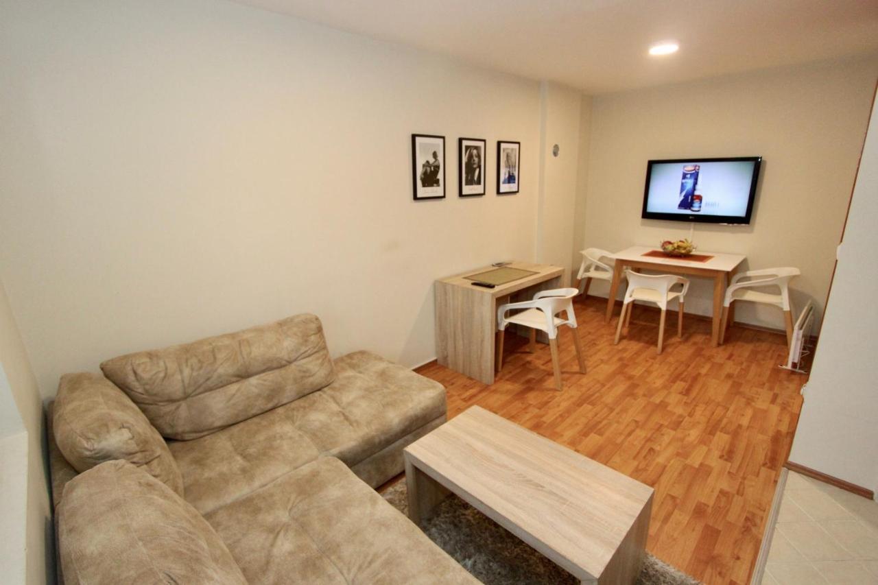 Cozy Apartments In Belgrade, Cukarica, Zeleznik, Free Parking And Wifi エクステリア 写真